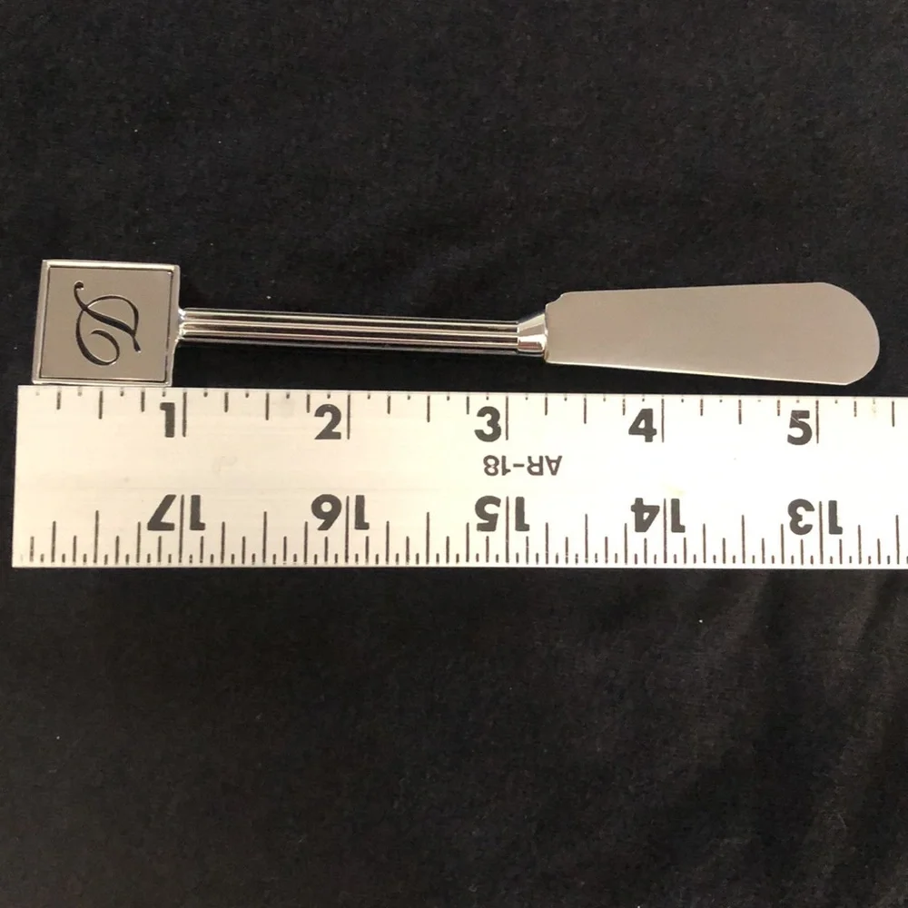 Monogrammed “D” spreader